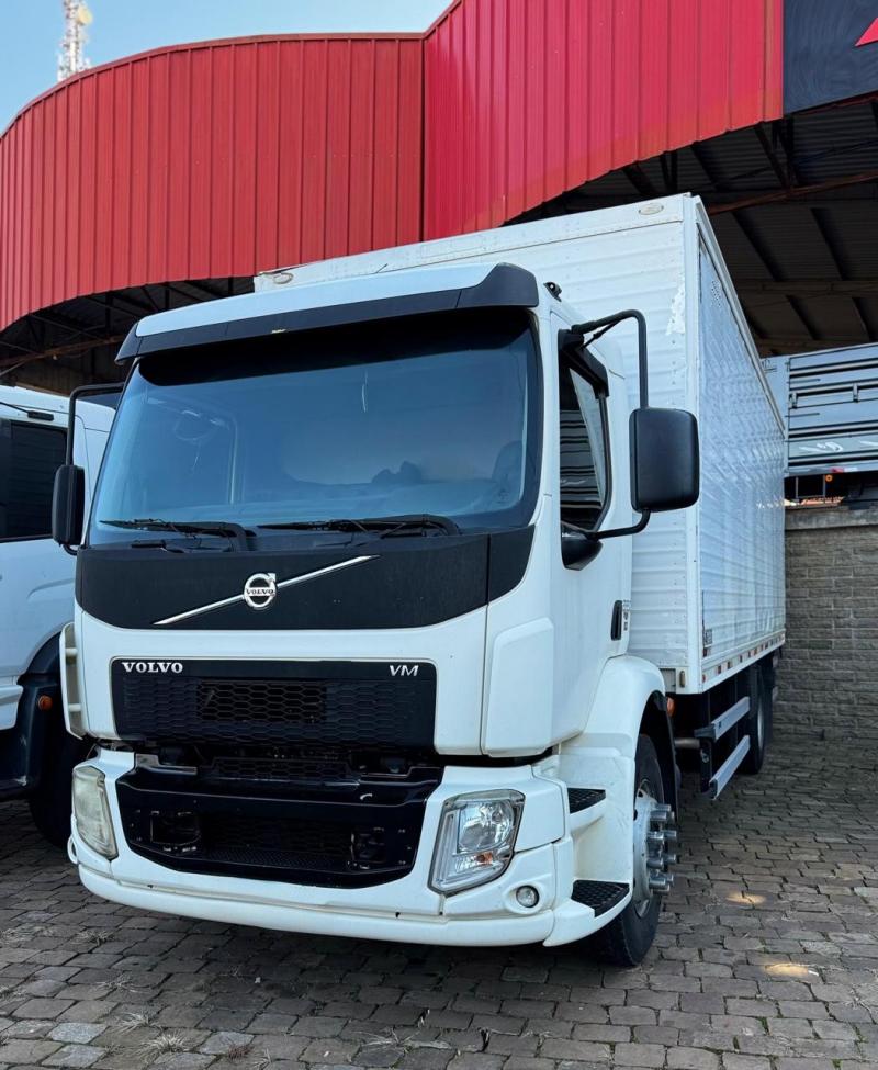 VOLVO/VM 220 TOCO ANO 2013 COM BAU, AR CONDICIONADO DE TETO