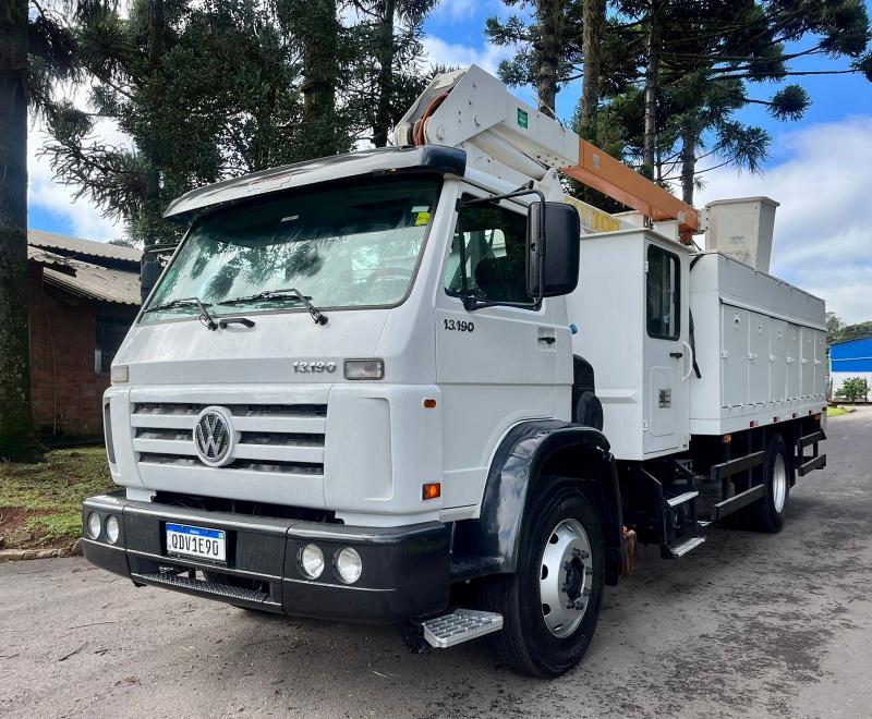 VW/13.190 WORKER 4X2 ANO 2015 C/ CESTO AEREO DUPLO+CAB SUPLEMENTAR+CARROCERIA COM COMPARTIMENTOS